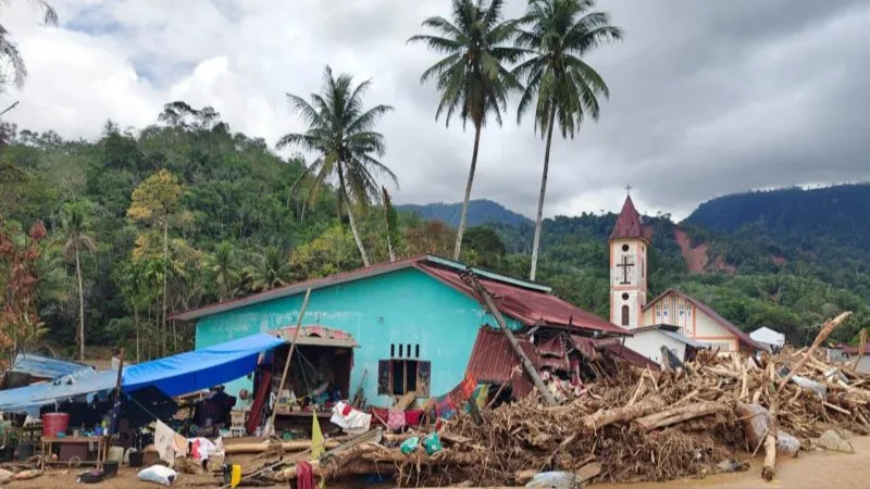Arus deras banjir susulan yang melanda Huta Nabola