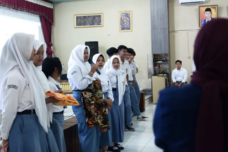 Siswa SMKN 9 Surakarta terlihat cukup antusias ketika diberikan contoh kain batik kemudian diminta untuk menjelaskan secara singkat proses pembuatannya. IVOOX.ID/dok. panitia
