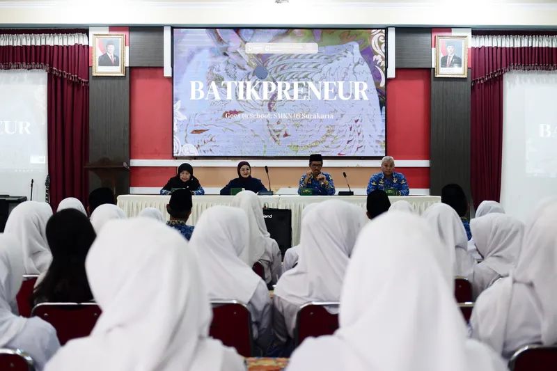 Triman, Kepala Sekolah SMKN 9 Surakarta mengapresiasi kegiatan ini. Dia berharap melalui kegiatan ini para siswa memiliki kemampuan untuk mewariskan budaya dengan cara mereka menjadi batik preneur dan lebih mengenal digital marketing. IVOOX.ID/dok. panitia