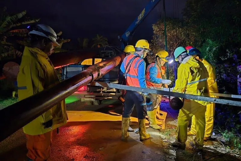Petugas PLN melakukan pemulihan untuk pasokan listrik Kota Sibolga