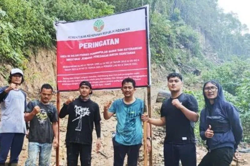 Pemasangan papan peringatan dari Kementerian Kehutanan 