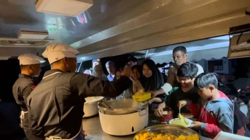 Dapur umum Polda Aceh dan SPPG melayani korban banjir,
