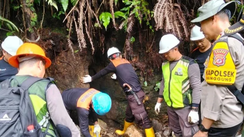 Petugas gabungan melakukan patroli PETI di kawasan Gunung Pongkor