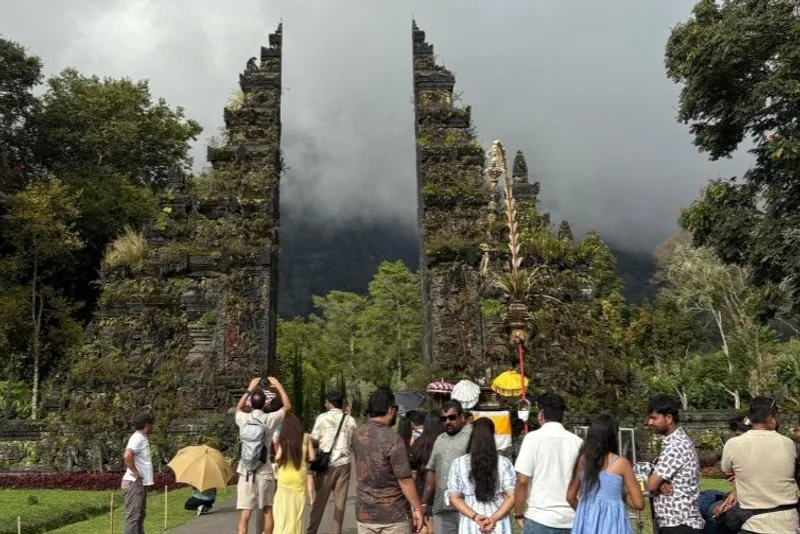Wisatawan asal India mengantre untuk berfoto di depan Gerbang Handara