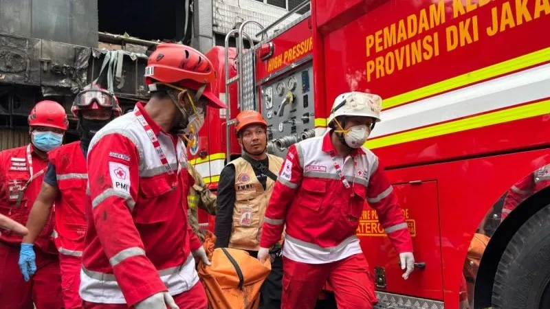 Petugas saat mengevakuasi jenazah korban kebakaran di Ruko Terra Drone 