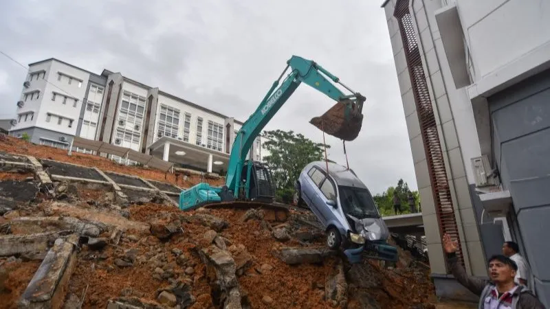 sebuah mobil yang terdampak longsor di kampus UIN Imam Bonjol Sungai Bangek