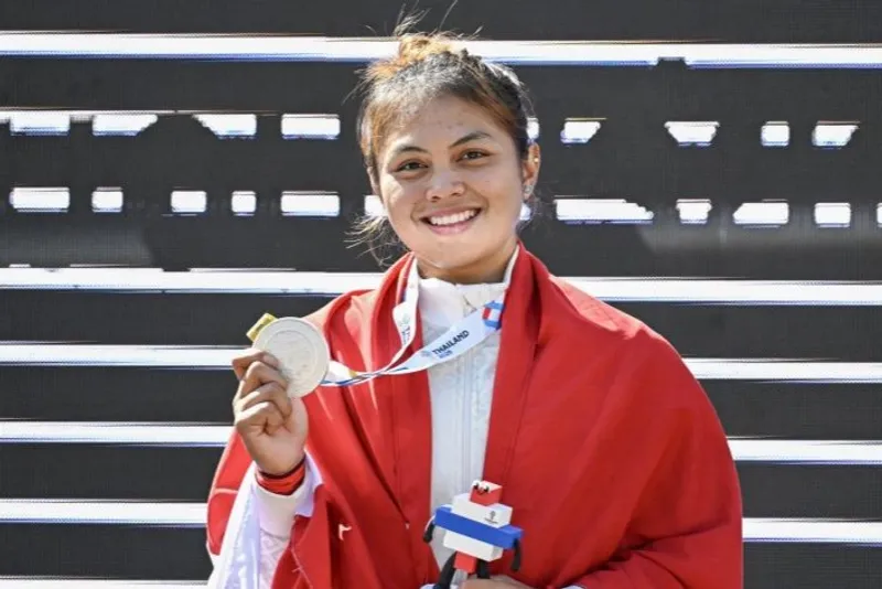 Atlet sepeda downhill putri Indonesia Riska Amelia Agustina berpose dengan medalinya usai upacara penghargaan pemenang (UPP) final downhill putri SEA Games 2025 di Khao Kheow Open Zoo Bang Phra, Si Racha, Chon Buri, Thailand, Rabu (10/12/2025). Riska Amelia Agustina meraih medali perak dengan catatan waktu 3 menit 4 detik, sedangkan medali emas diraih atlet Thailand Vipavee Deekaballes dengan catatan waktu 3 menit 3 detik dan medali perunggu diraih atlet Thailand Kanokrat Ritthidet dengan catatan waktu 3 menit 6 detik. ANTARA FOTO/Nova Wahyudi/rwa. (ANTARA FOTO/NOVA WAHYUDI)