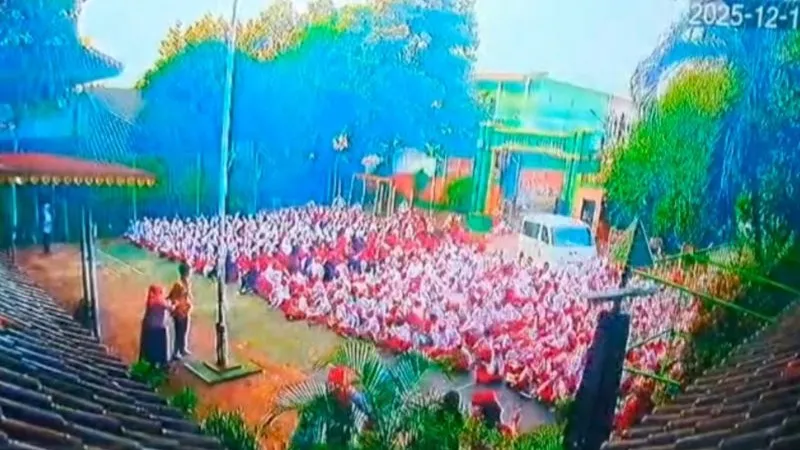 Tangkapan layar kamera pengawas (CCTV) kejadian minibus yang menerobos masuk ke halaman SDN Kalibaru 