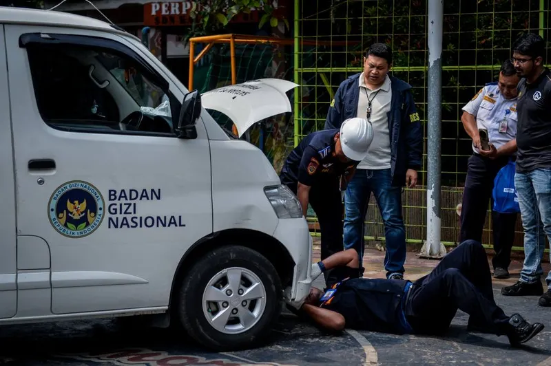 antarafoto-mobil-mbg-tabrak-siswa-dan-guru-sdn-kalibaru-01-pagi-1765447919-1