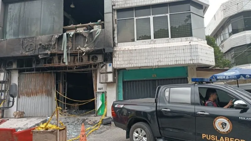 Petugas Puslabfor saat memarkirkan kendaraan setelah olah TKP Ruko Terra Drone