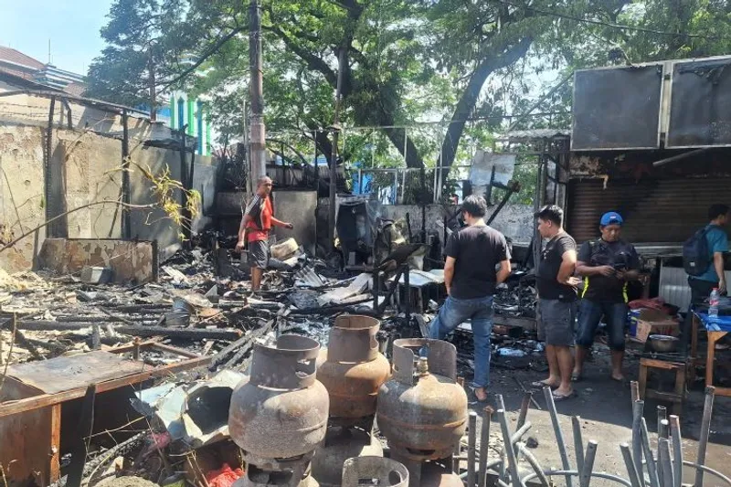 Tempat kejadian perkara (TKP) pengeroyokan dan perusakan yang menewaskan penagih hutang atau mata elang di seberang Taman Makam Pahlawan (TMP) Kalibata, Pancoran, Jakarta Selatan, Jumat (12/12/2025). ANTARA/Luthfia Miranda Putri.