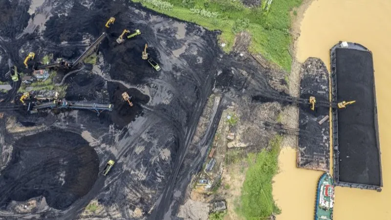 bongkar muat di tempat penampungan sementara batu bara