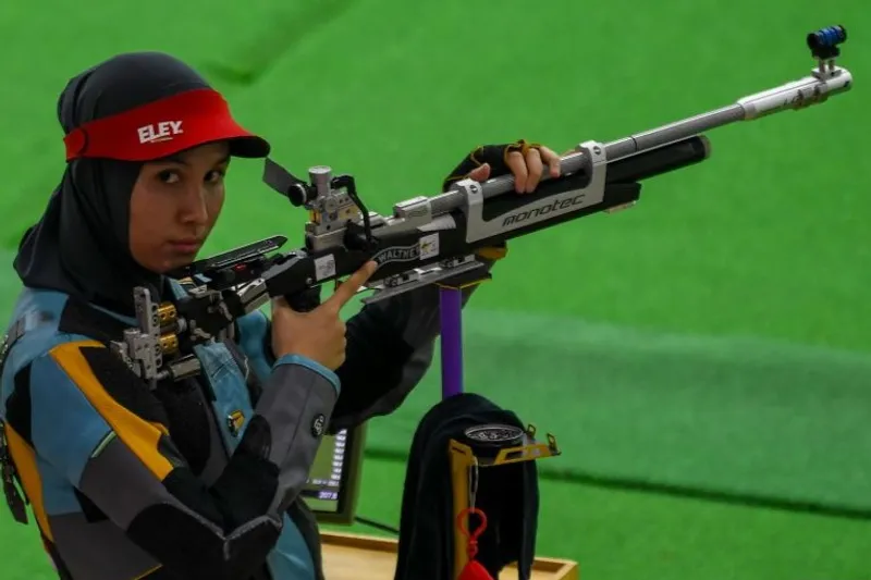 Petembak Indonesia Dewi Laila Mubarokah bersiap membidik sasaran