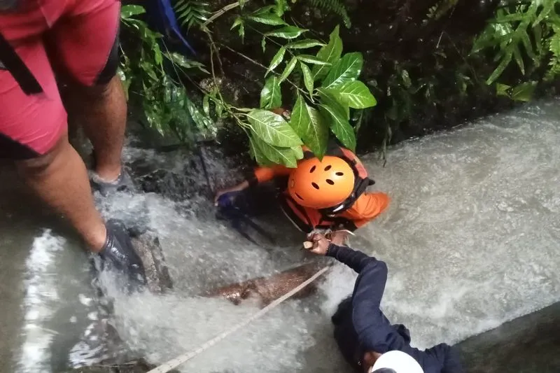 Basarnas Bali saat proses evakuasi diduga WNA perempuan 