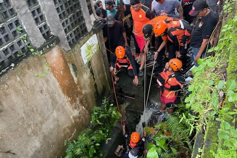 Petugas BPBD dan Polres Badung melakukan evakuasi korban WNA diduga korban tersebut banjir 