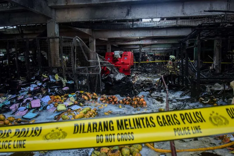 antarafoto-proses-pendinginan-kebakaran-pasar-induk-kramat-jati-1765788702-1