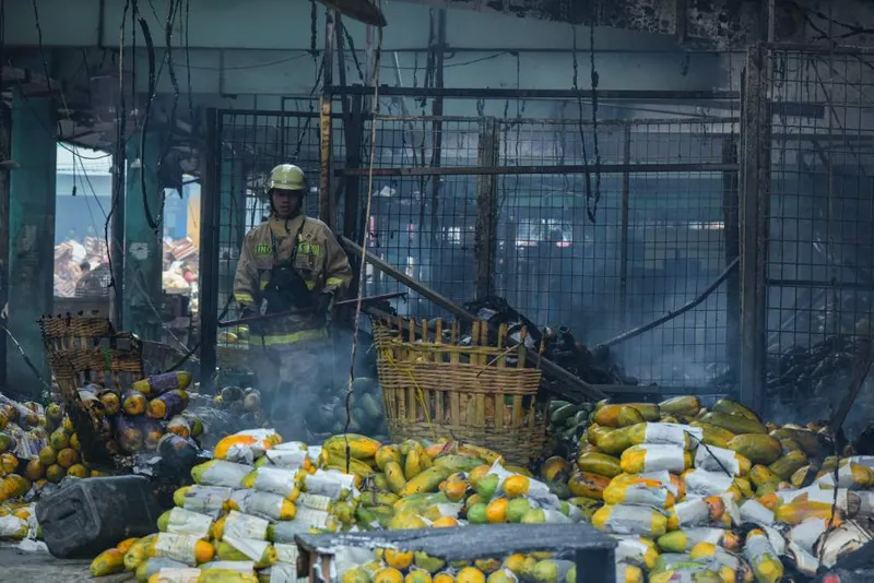 antarafoto-proses-pendinginan-kebakaran-pasar-induk-kramat-jati-1765788750-1