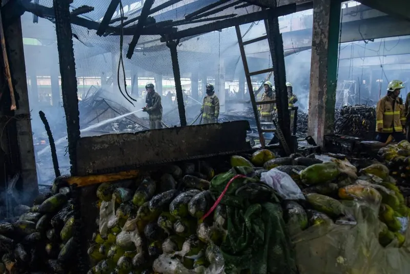 antarafoto-proses-pendinginan-kebakaran-pasar-induk-kramat-jati-1765788806-1