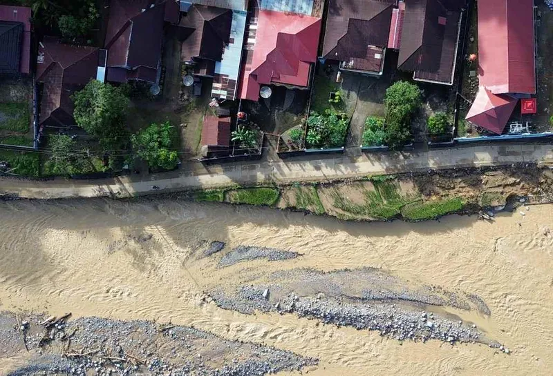 antarafoto-sawah-rusak-akibat-banjir-bandang-di-sumatera-barat-1765876434-1