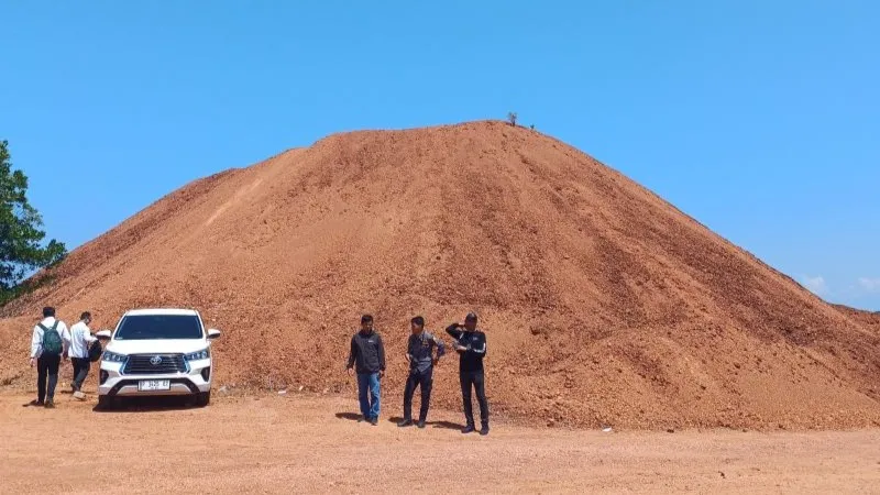 Tumpukan sisa stockpile bijih bauksit