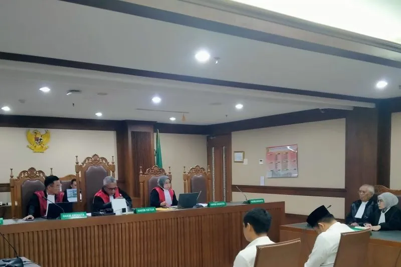 Kedua terdakwa, Marsel Bialembang dan Awab Hafidz saat menghadiri sidang pembacaan putusan