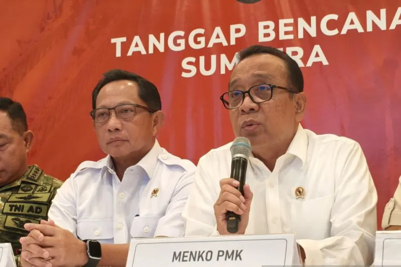 Menteri Koordinator Bidang Pembangunan Manusia dan Kebudayaan (Menko PMK) Pratikno dalam konferensi pers penanganan bencana Sumatra di Jakarta, Jumat (19/12/2025). ANTARA/Andi Firdaus