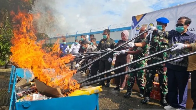 Pemusnahan rokok ilegal yang diamankan Bea Cukai Jambi