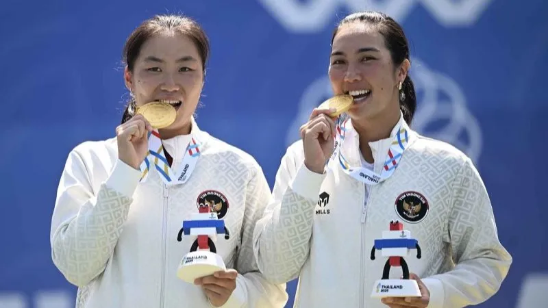Aldila dan Janice raih medali emas tenis ganda putri. Petenis ganda putri Indonesia Janice Tjen (kiri) dan Aldila Sutjiadi (kanan) berpose dengan medali emasnya usai upacara penghargaan pemenang (UPP) final tenis ganda putri SEA Games 2025 di National Tennis Development Center, Pak Kret, Nothanburi, Bangkok, Thailand, Jumat (19/12/2025). Aldila dan Janice berhasil meraih medali emas setelah mengalahkan petenis Thailand Peangtarn Plipuech dan Mananchaya Sawangkaew dengan skor 2-0 (6-2, 6-1). ANTARA FOTO/Nova Wahyudi/YU