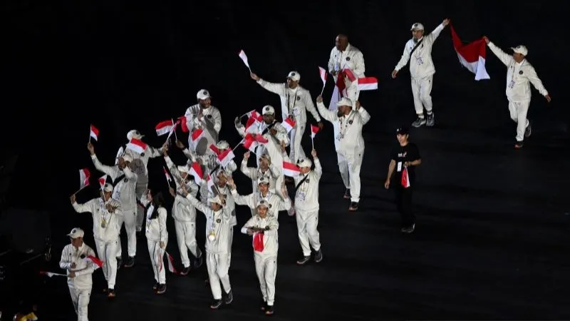 Atlet dan ofisial kontingen Indonesia mengikuti defile saat upacara penutupan Sea Games 2025 