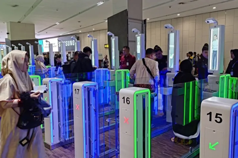 pemeriksaan keimigrasian di Bandara Soekarno - Hatta (Soetta)