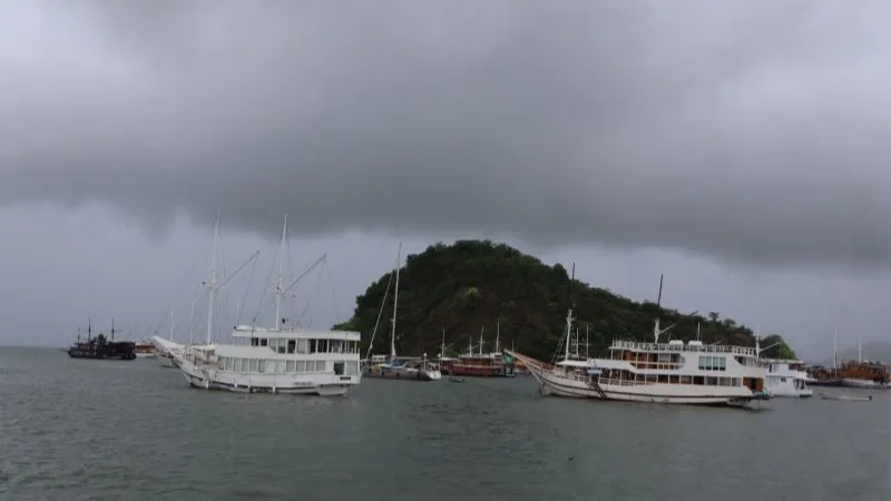 Sejumlah kapal wisata saat berlabuh di perairan Labuan Bajo