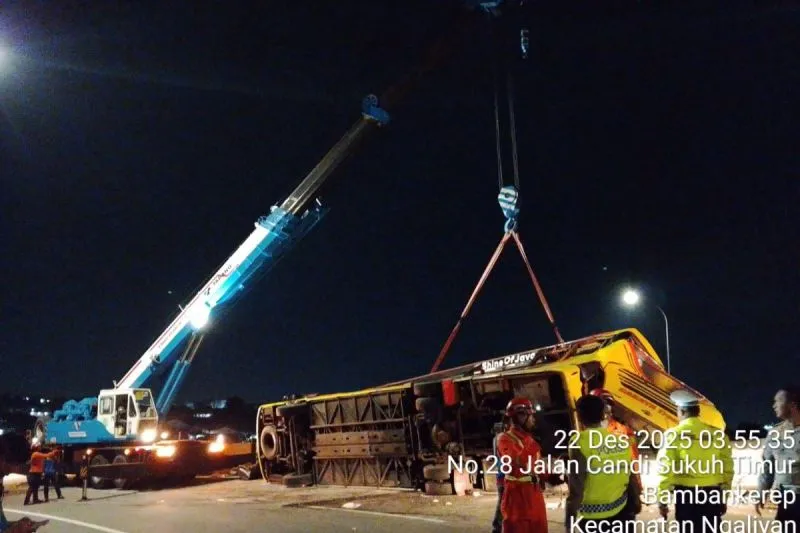 Penanganan insiden kecelakaan bus di Km 419 A Simpang Susun Krapyak