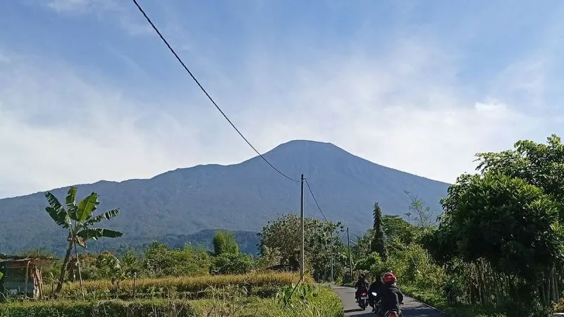 Gunung Slamet terlihat dari arah Desa Karangtengah