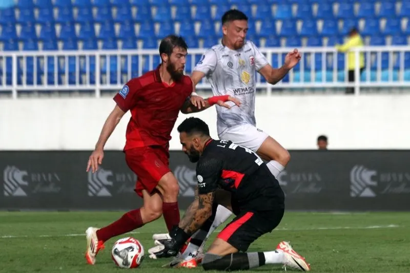 Penjaga gawang Arema FC Lucas Henrique Frigeri