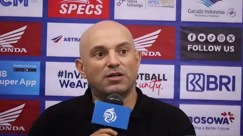 Pelatih Bernardo Tavares.