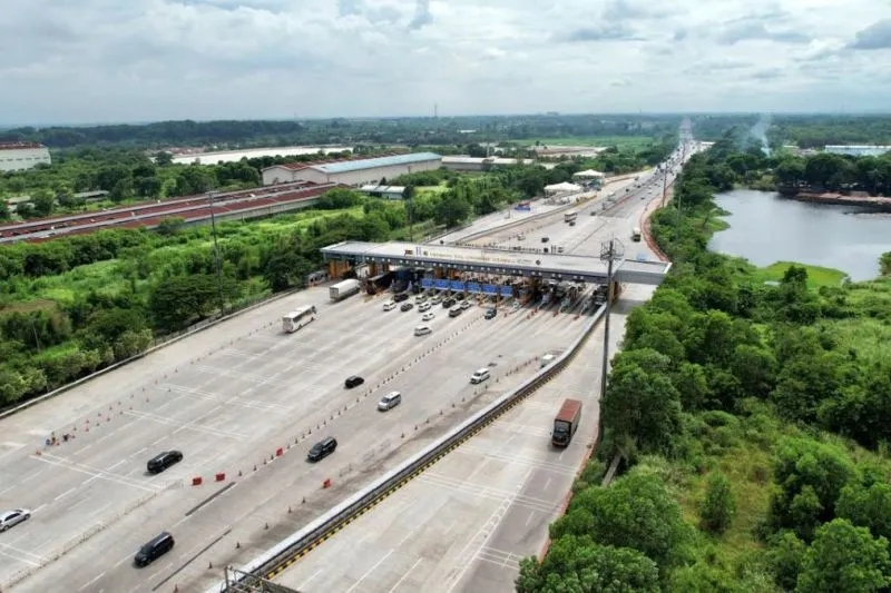 Suasana arus lalu lintas di Gerbang Tol Cikampek Utama