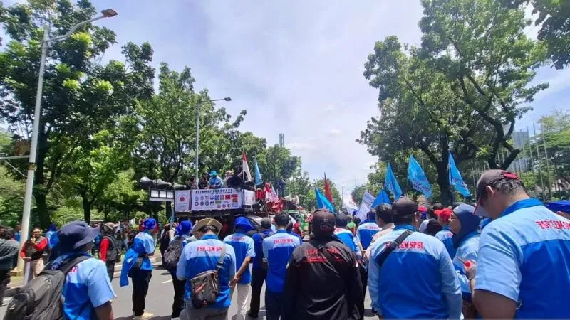 Suasana aksi unjuk rasa terkait UMP 2026 di depan Balai Kota Jakarta