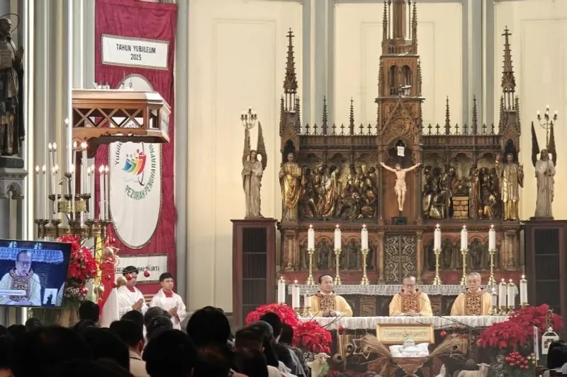 Uskup Agung Jakarta Kardinal Ignatius Suharyo memimpin Misa Pontifikal Natal di Gereja Katedral