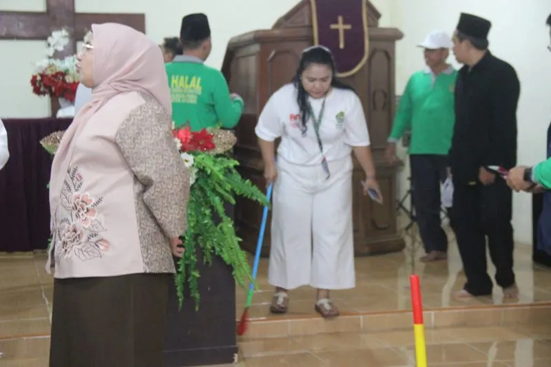 Penyuluh agama melakukan bersih-bersih rumah ibadah sambut Natal 2025 