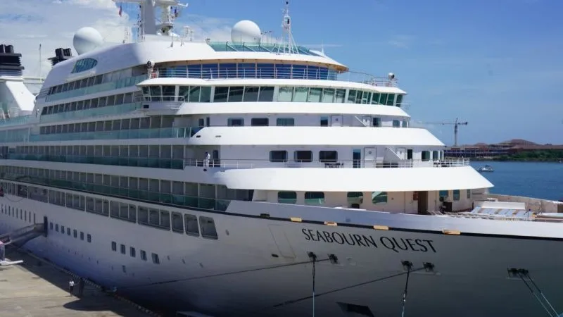 Kapal pesiar sandar di Pelabuhan Benoa, 