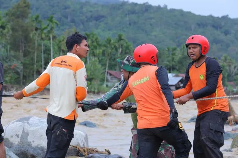 Tim SAR gabungan saat proses evakuasi korban banjir di Nagan Raya, Aceh