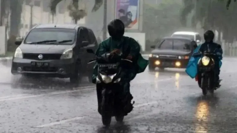 Sejumlah kendaraan menembus hujan lebat