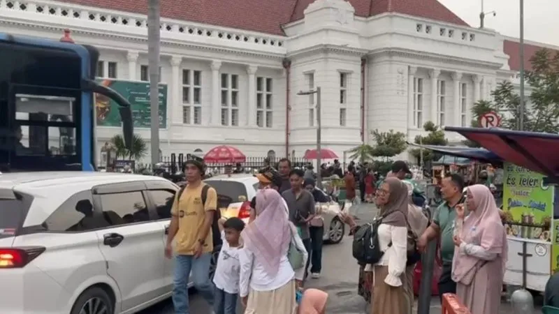Pengunjung memadati kawasan wisata Kota Tua, Tamansari, Jakarta Barat 