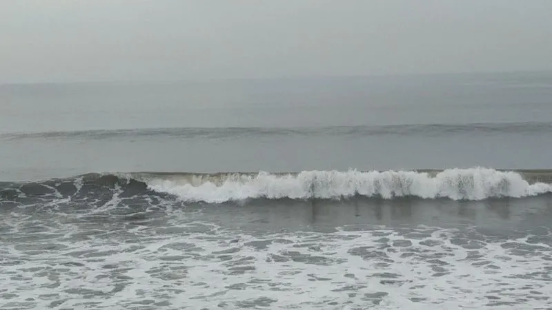 Ombak di Pantai Purnama, Kabupaten Gianyar, Bali