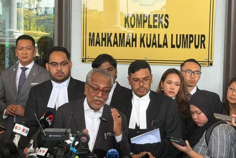 Pengacara Najib Razak M Shafee Abdullah memberikan keterangan 