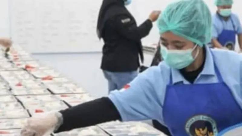 Petugas dapur Program Makan Bergizi Gratis (MBG) di Kota Banjarmasin 