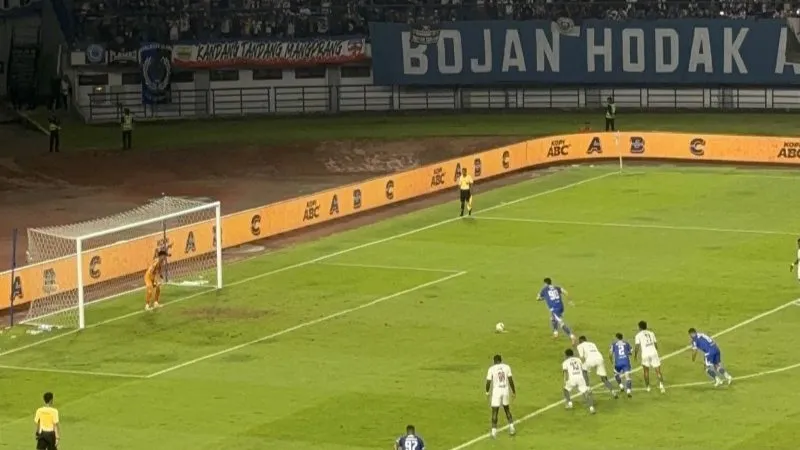 Situasi saat pertandingan Persib Bandung melawan PSM Makassar 