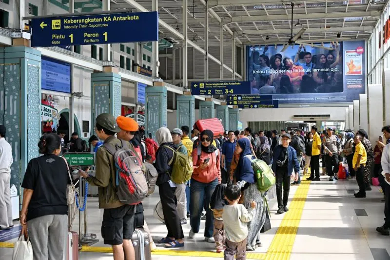 Sejumlah calon penumpang kereta api