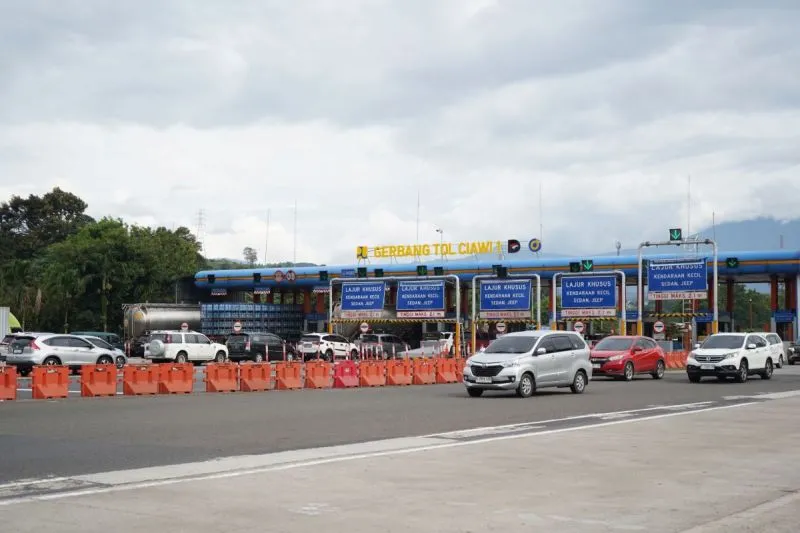Suasana arus lalu lintas di Gerbang Tol Ciawi