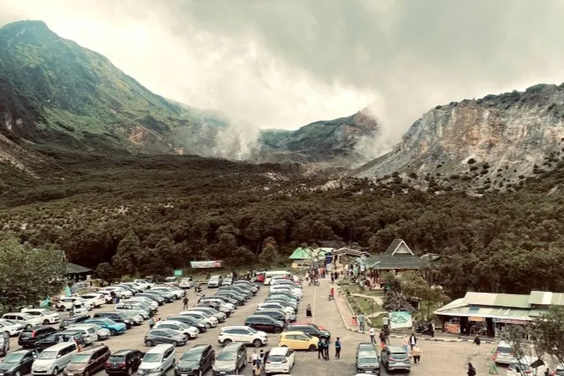 Sejumlah pengunjung berwisata di Gunung Papandayan